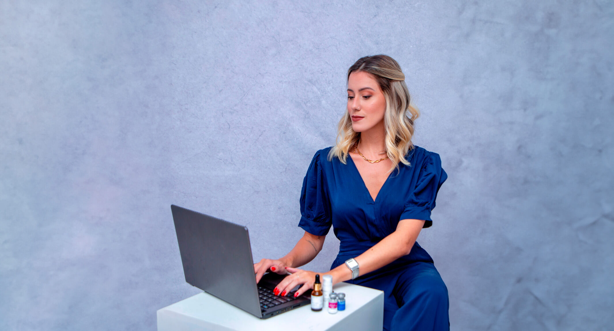 Carol digitando em laptop.