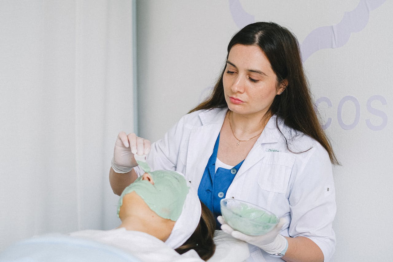 esteticista fazendo procedimento estético em paciente.