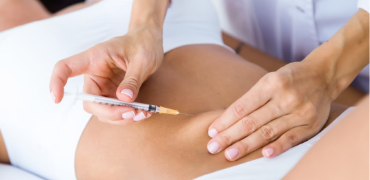 Esteticista aplicando produto em paciente.
