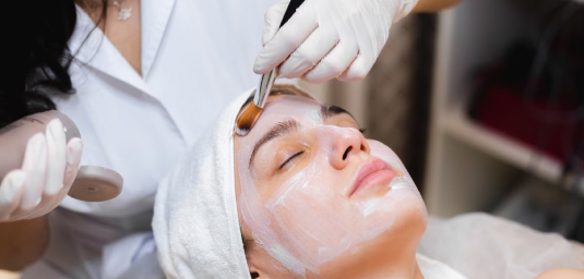 Limpeza de pele em clínica de estética.