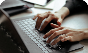 Secretária digitando em notebook.