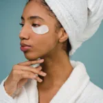 mulher cuidando do rosto após harmonização facial.