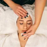 esteticista limpando a pele de paciente.