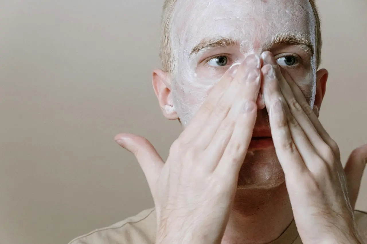 rapaz fazendo sua rotina de skincare diária.